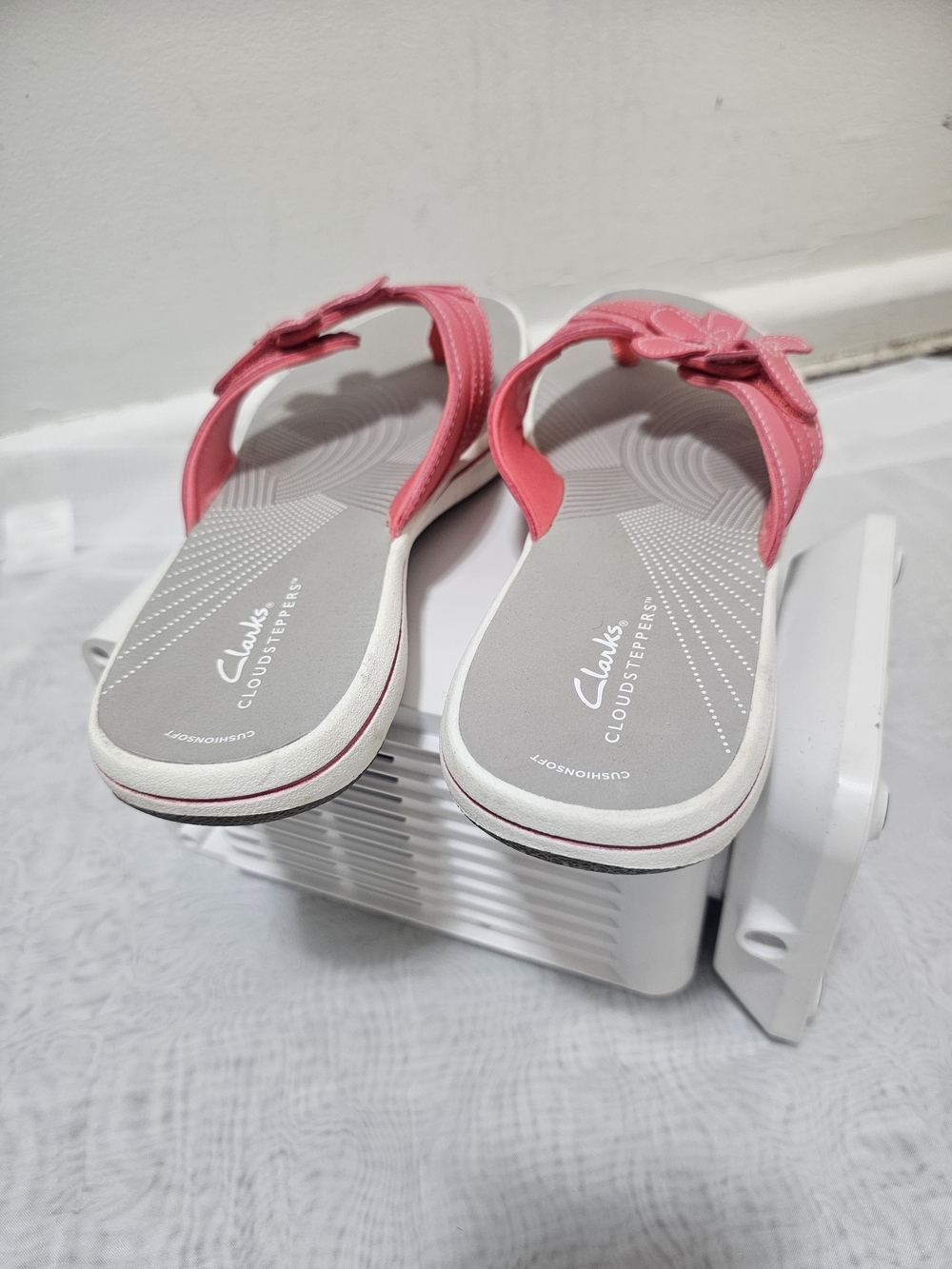 Clarks Women's Pink Gray Floral Thong Sandals Slip On Leather Cushioned Size 10 - Picture 8 of 16